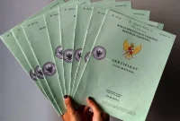 bing_3_kesalahan_fatal_saat_beli_rumah_modern_yang_harus_anda_hindari_2 Dokumen hukum properti seperti sertifikat tanah, IMB, dan perjanjian jual beli di atas meja dengan kaca pembesar
