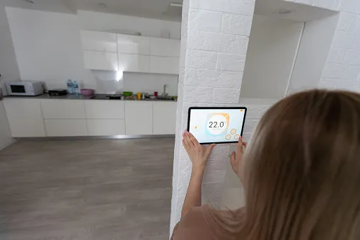 Smart home system dengan panel sentuh di dinding, lampu pintar, dan termostat digital dalam interior rumah modern
