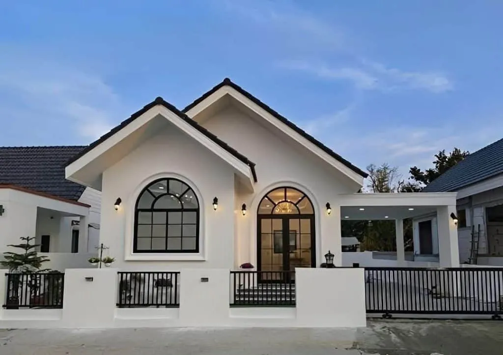 Perbandingan rumah minimalis putih bersih dan rumah industrial dengan dinding bata ekspos